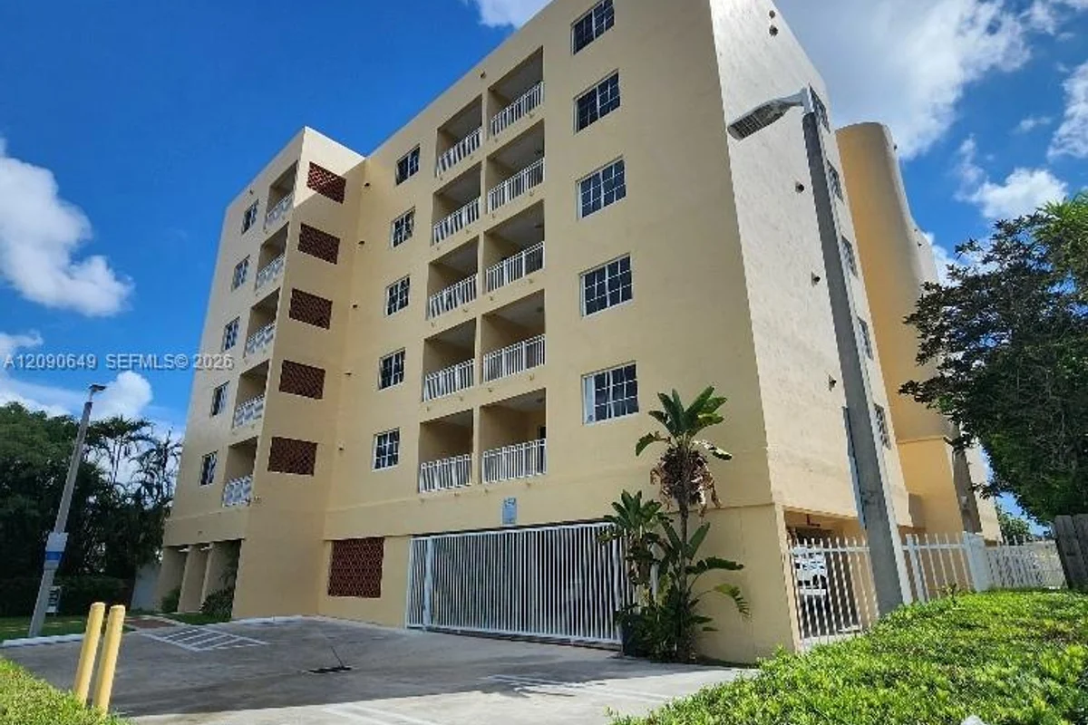 601 SW 37th Ave #202, Miami: photo 1 of 17