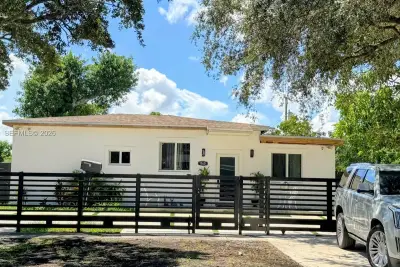 1560 NW 124th St, North Miami: photo 1 of 23