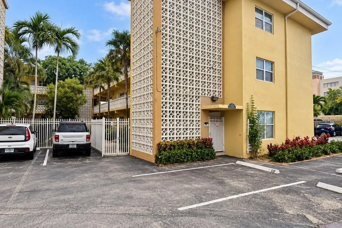815 Middle River Dr #110, Fort Lauderdale: photo 1 of 16
