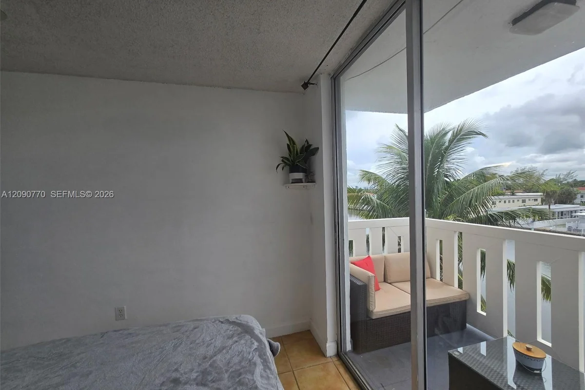 Condo in Miami Beach: photo 1 of 51
