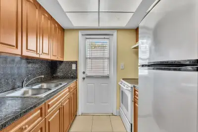 590 SW 27th Ave #1, Fort Lauderdale: photo 1 of 16