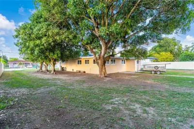 559 NW 2nd St #B, Florida City: photo 1 of 14