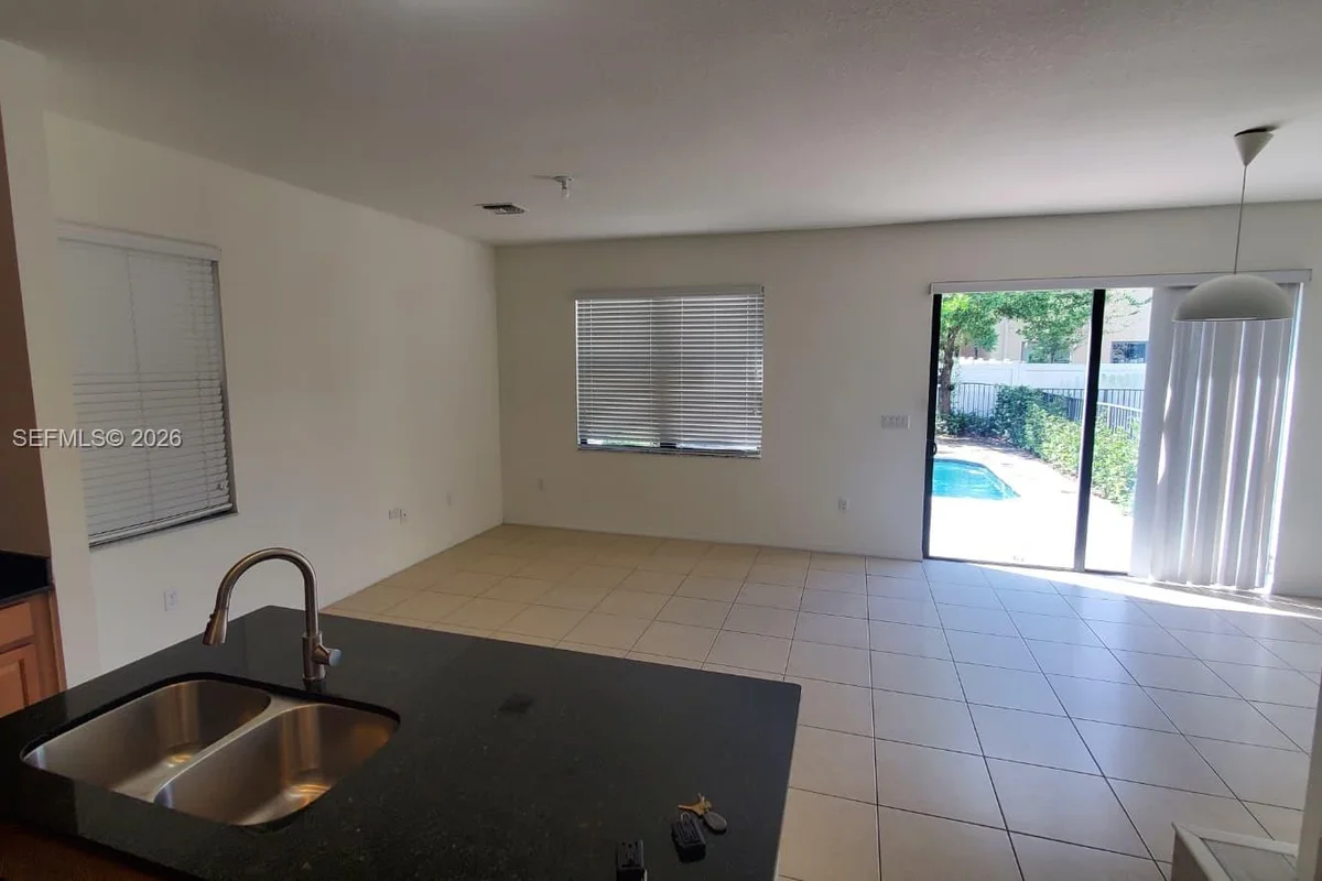 652 NE 191st Ter, Miami: photo 1 of 29
