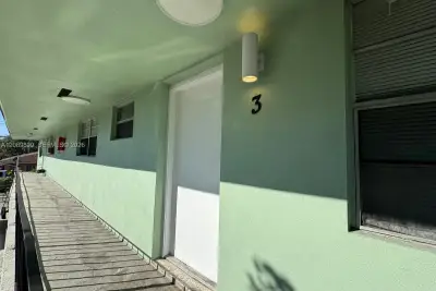 201 NW 77th St #3, Miami: photo 1 of 13