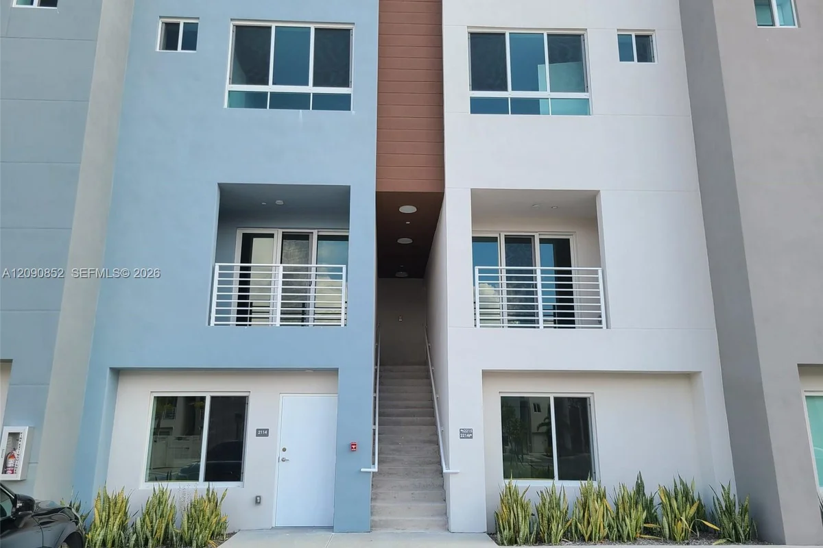2555 NE 193 St #2114, Miami: photo 1 of 22