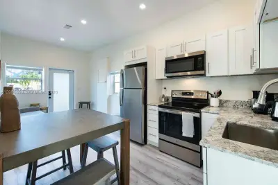 115 SE 2nd St #2, Hallandale Beach: photo 1 of 10