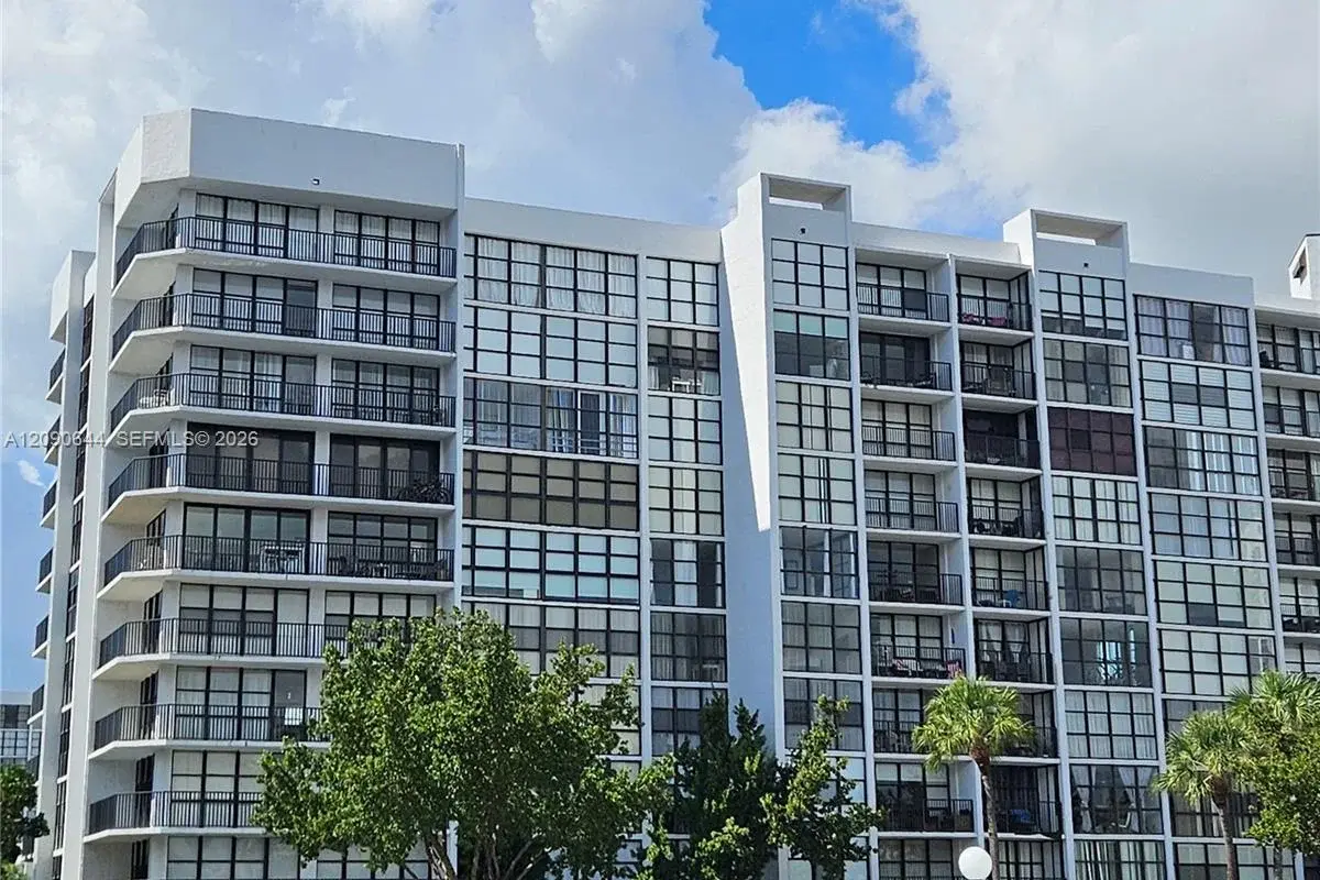 1000 Parkview Dr #124, Hallandale Beach: photo 1 of 12