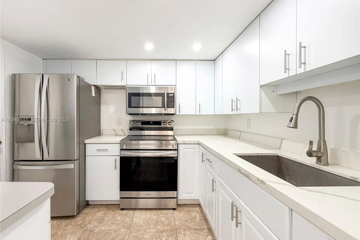 Condo in Fort Lauderdale: photo 1 of 31
