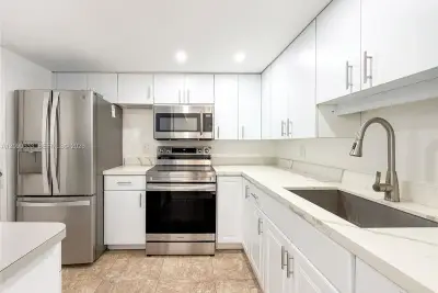 Condo in Fort Lauderdale: photo 1 of 31