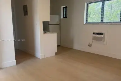 7535 NE 2nd Ct #3, Miami: photo 1 of 9