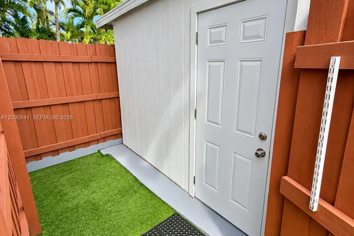 6765 SW 34th St, Miami: photo 1 of 6