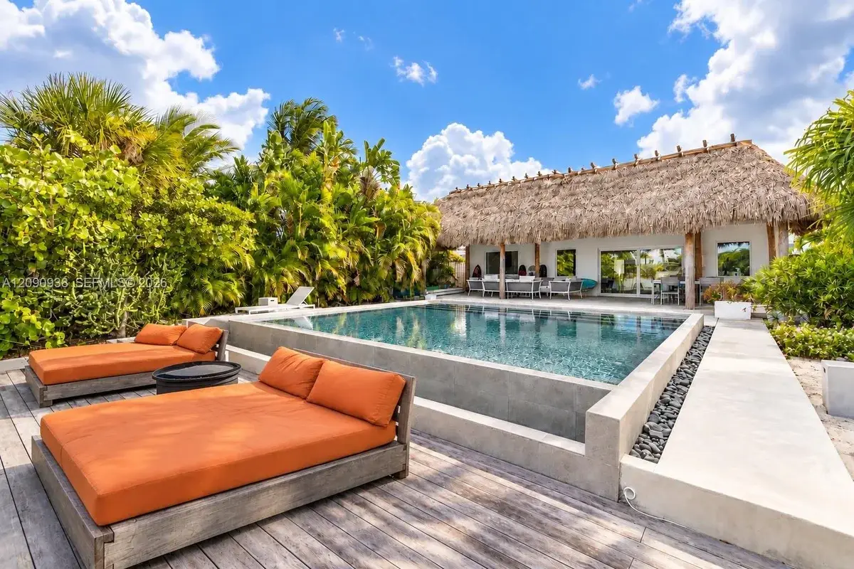 661 86th St, Miami Beach: photo 1 of 31