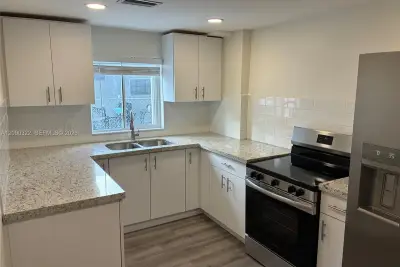 2628 SW 31st Pl, Miami: photo 1 of 14