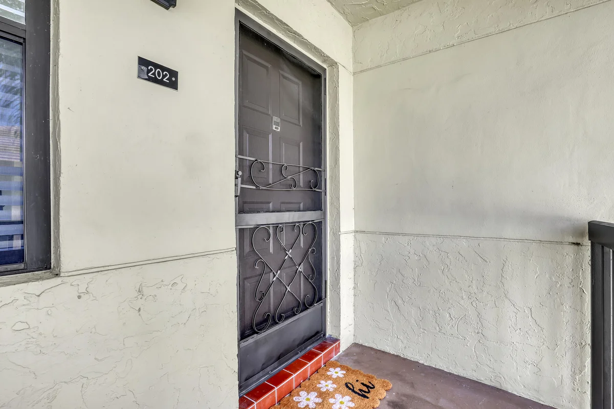 7690 Tahiti Ln #202, Lake Worth: photo 1 of 28