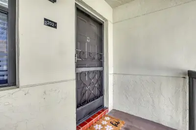 7690 Tahiti Ln #202, Lake Worth: photo 1 of 28