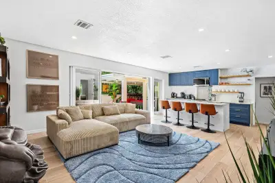 2041 NE 30th St, Fort Lauderdale: photo 1 of 43