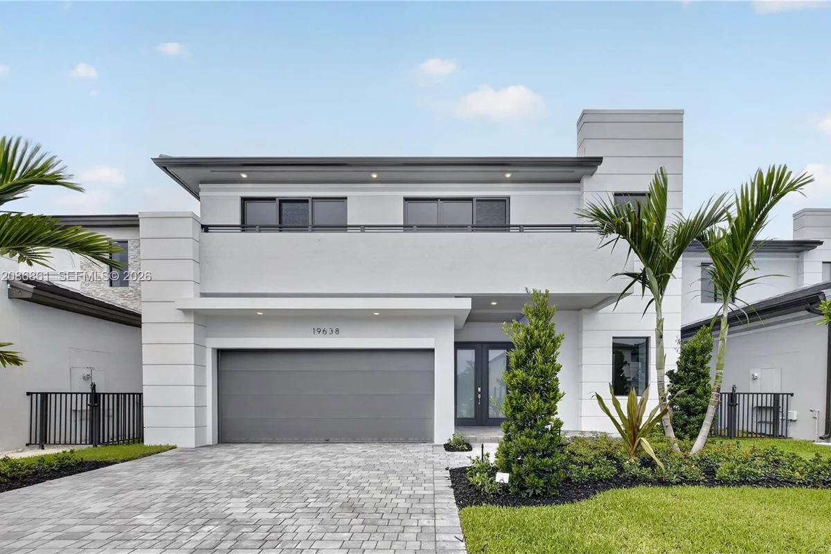 19638 NE 14th Ave, Miami: photo 1 of 58