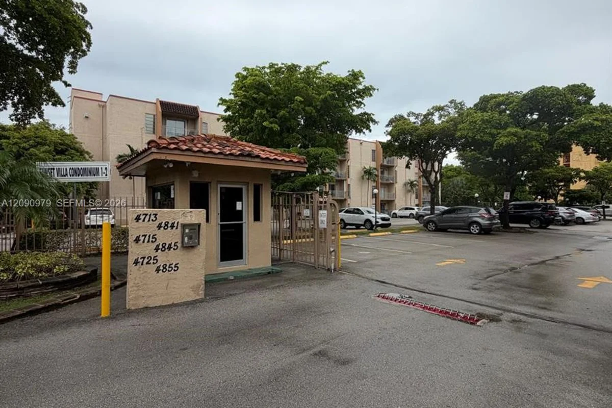 4725 NW 7th St #110-3, Miami: photo 1 of 15