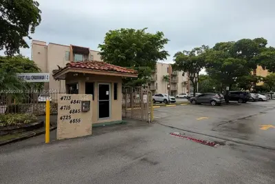 4725 NW 7th St #110-3, Miami: photo 1 of 15