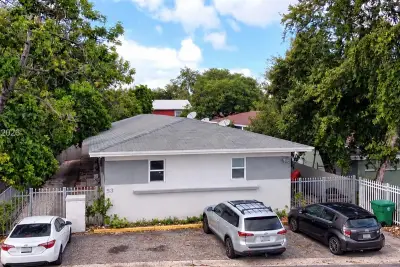53 NE 56th St, Miami: photo 1 of 13