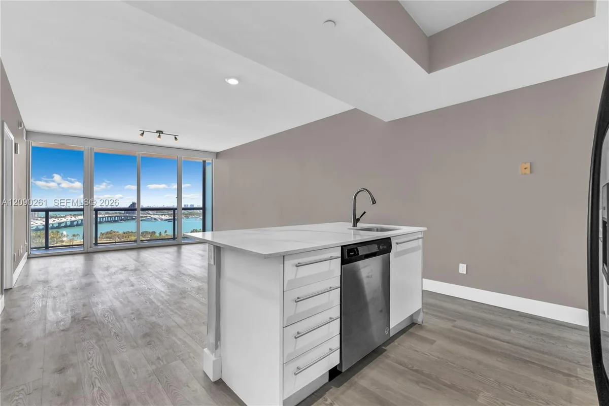 888 Biscayne Blvd #1710, Miami: photo 1 of 32