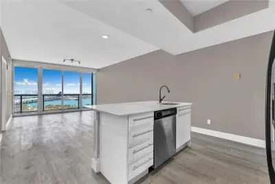 888 Biscayne Blvd #1710, Miami: photo 1 of 32