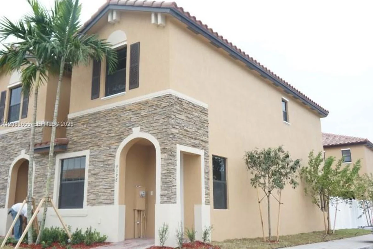 9398 W 32nd Ln, Hialeah: photo 1 of 8