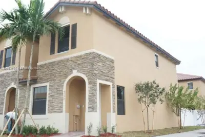 9398 W 32nd Ln, Hialeah: photo 1 of 8