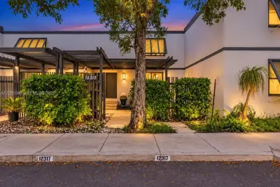 12317 NW 11th St, Pembroke Pines: photo 1 of 16