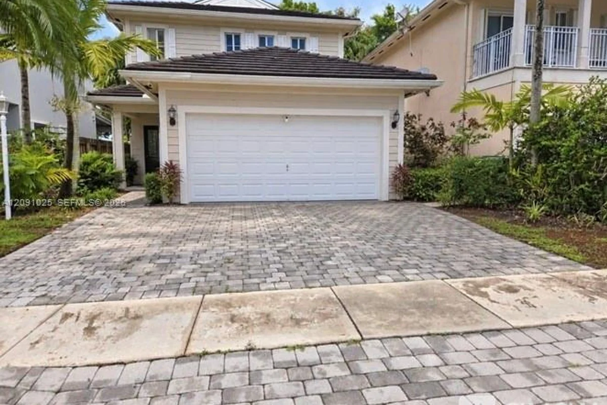 3113 SE 2nd Dr, Homestead: photo 1 of 11