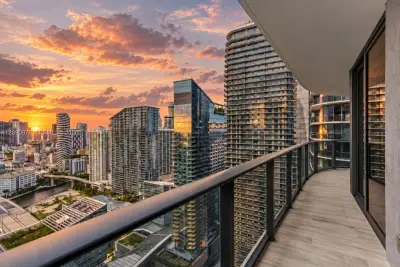 55 SW 9th St #4001, Miami: photo 1 of 34