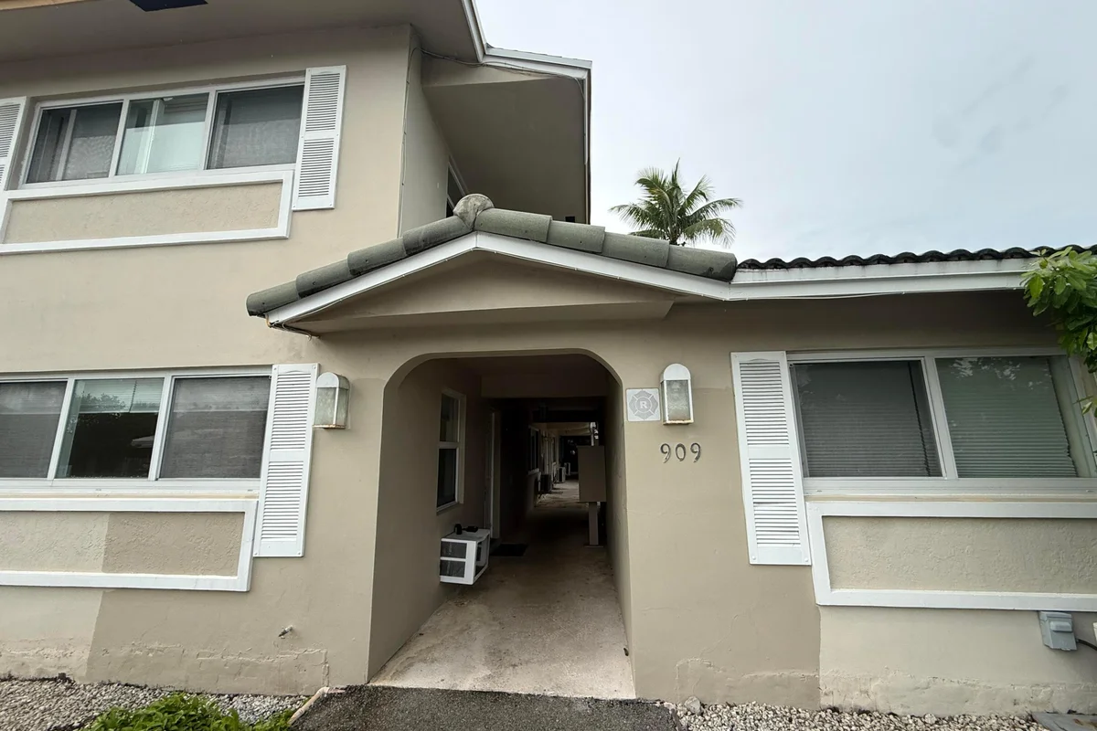 909 SE 14th Ct #2, Fort Lauderdale: photo 1 of 16