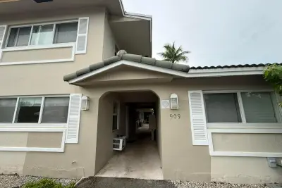 909 SE 14th Ct #2, Fort Lauderdale: photo 1 of 16