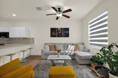 9255 W 33rd Ln, Hialeah: photo 1 of 33