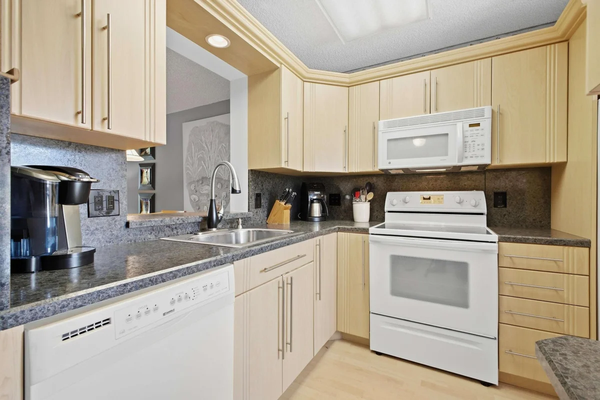 7145 Huntington Ln #205, Delray Beach: photo 1 of 42