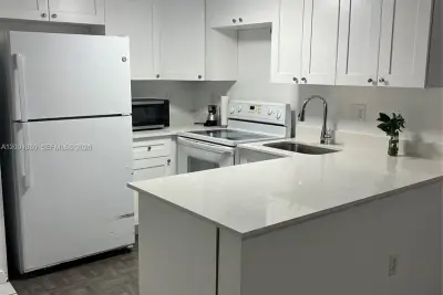 5366 W 26th Ave #121, Hialeah: photo 1 of 21