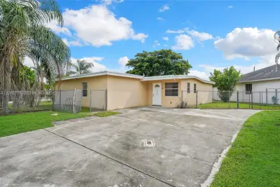 5618 Cinnamon Dr, West Palm Beach: photo 1 of 32
