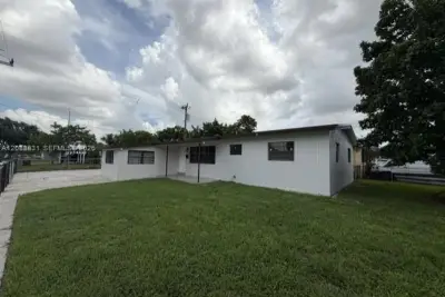 955 E 1st St, Hialeah: photo 1 of 12