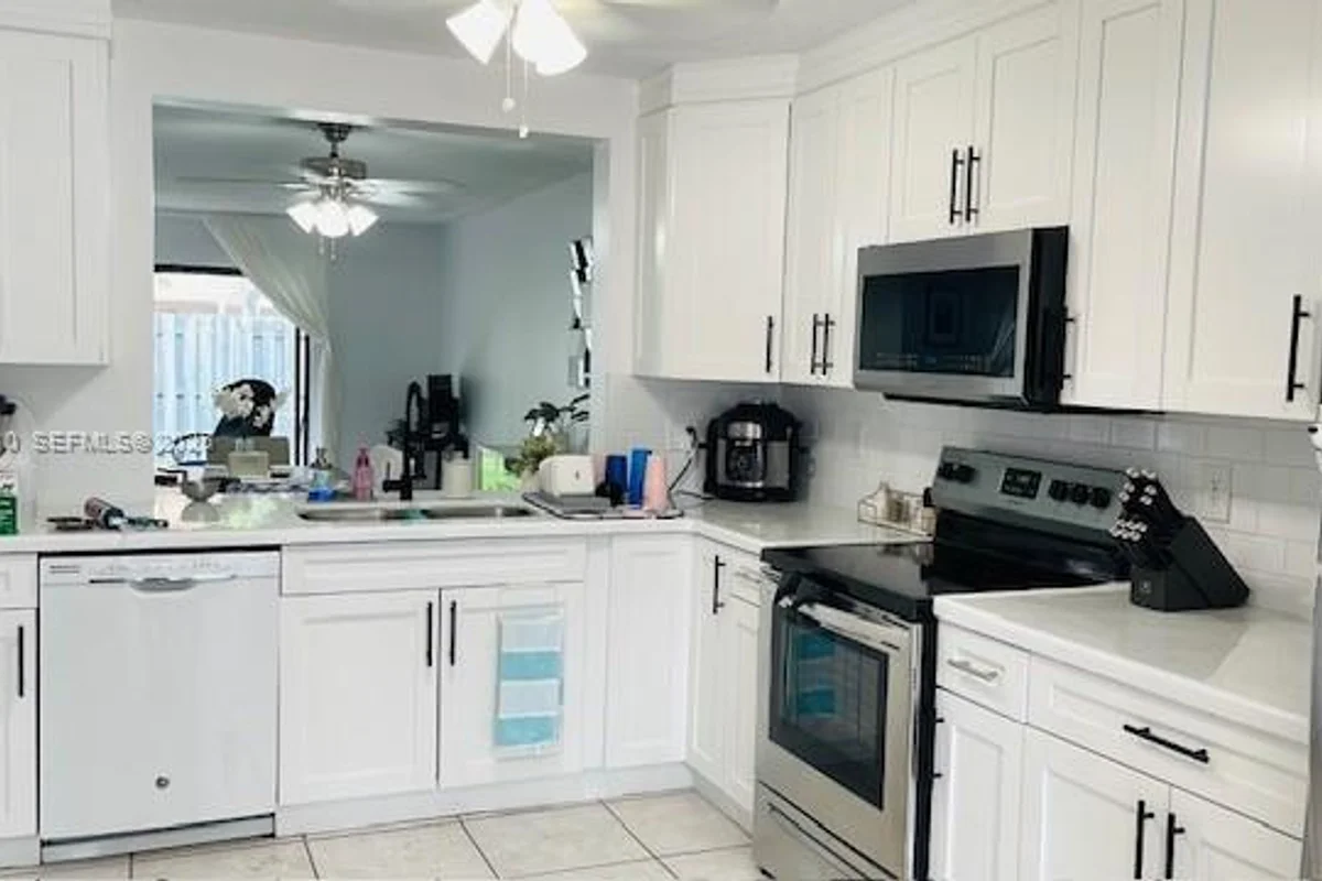8818 SW 113th Place Cir E, Miami: photo 1 of 33