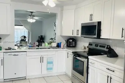 8818 SW 113th Place Cir E, Miami: photo 1 of 33