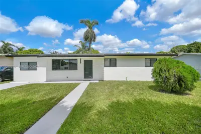 51 NW 161st St, Miami: photo 1 of 34
