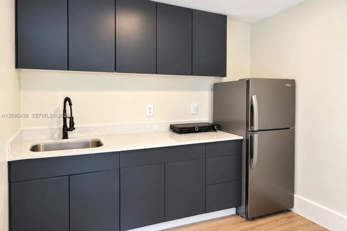 2153 NW 24th St #3, Miami: photo 1 of 4