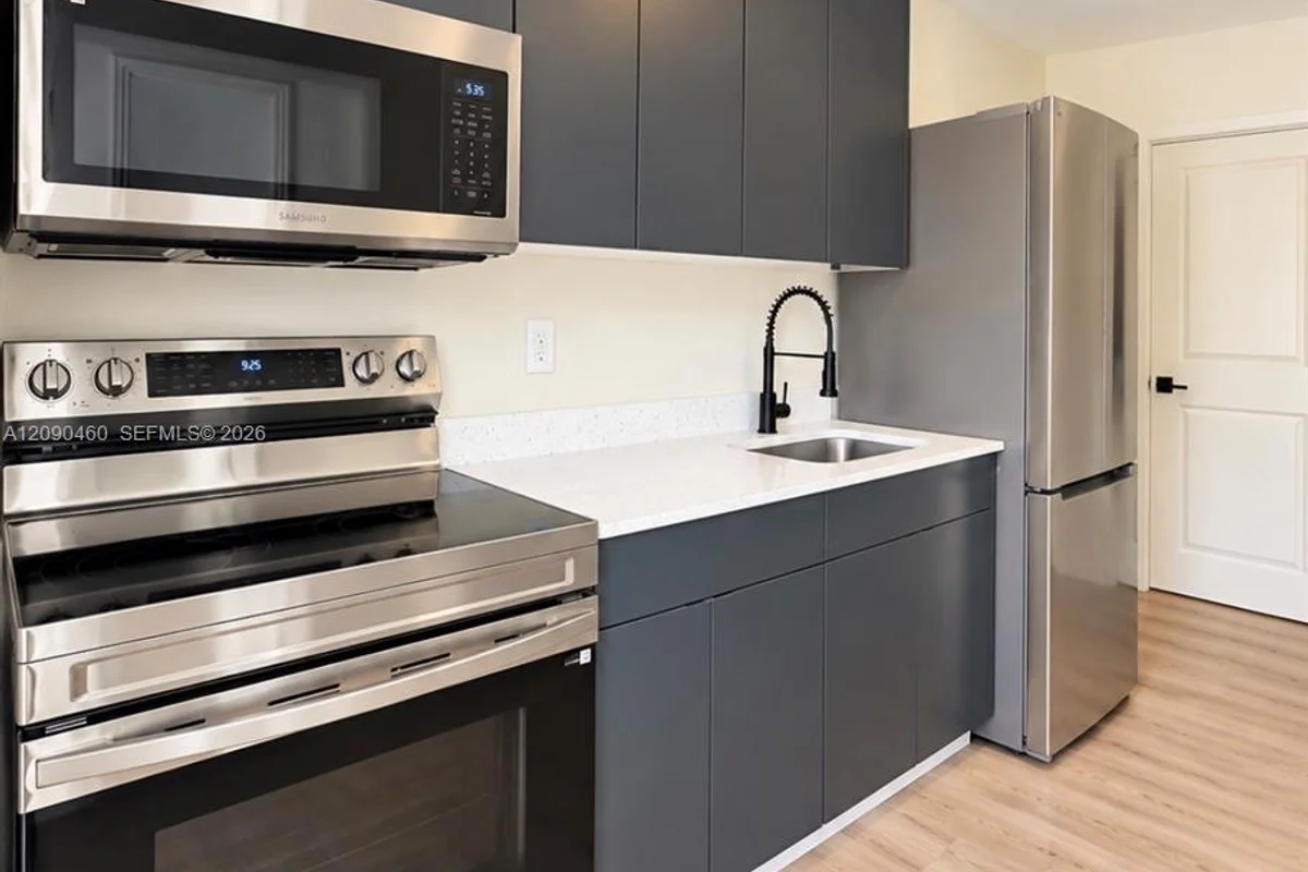254 NW 50th St #2, Miami: photo 1 of 7