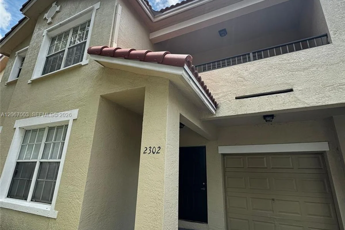 Condo in North Lauderdale: photo 1 of 17