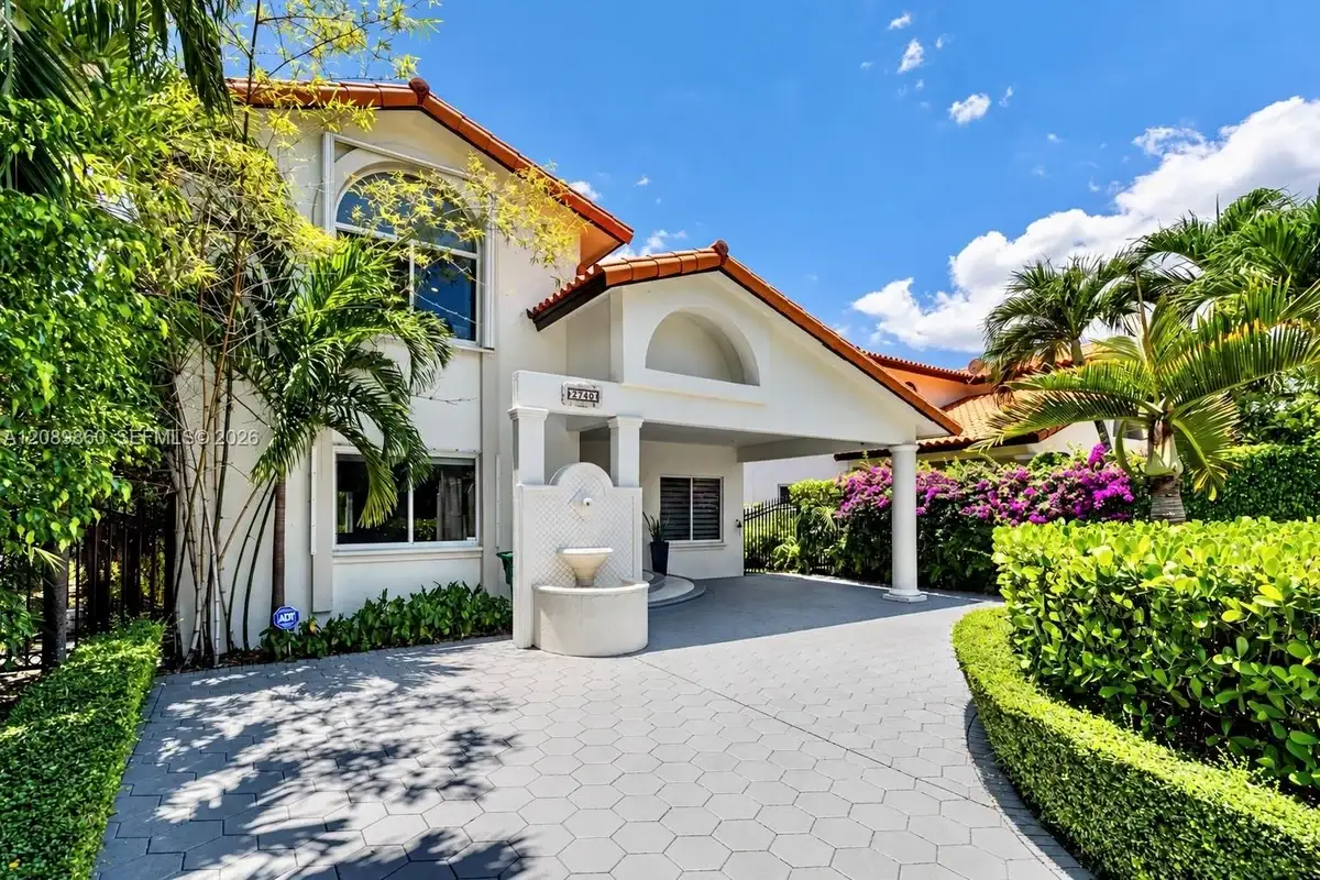 2740 SW 13th St, Miami: photo 1 of 47