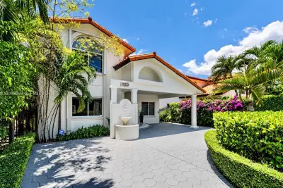 2740 SW 13th St, Miami: photo 1 of 47