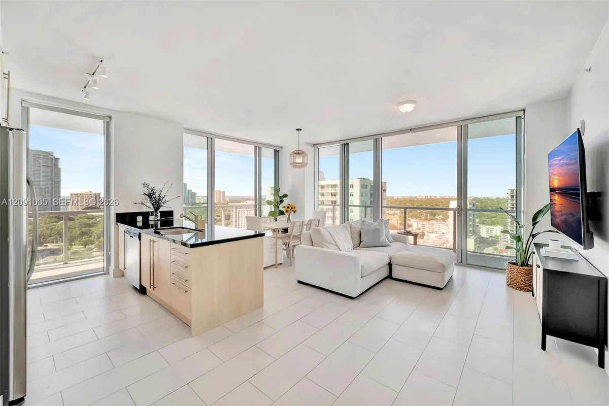 79 SW 12th St #2201-S, Miami: photo 1 of 33