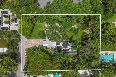 House in Miami: photo 1 of 30