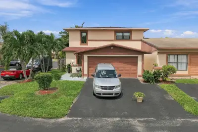 Townhouse in Sunrise: photo 1 of 48