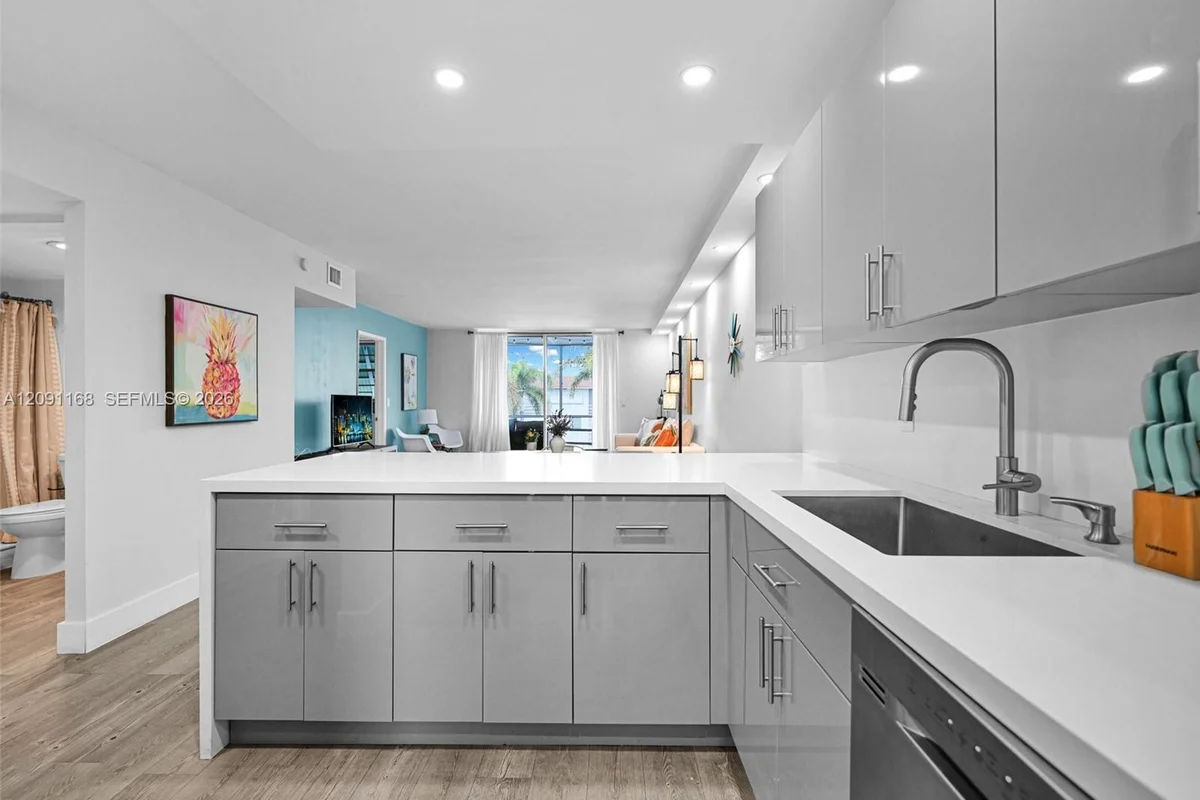 400 SE 10th St #303, Deerfield Beach: photo 1 of 34